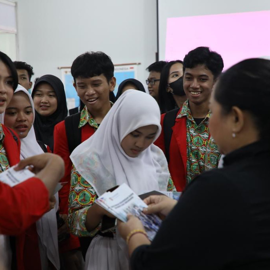 Lulusan SMK  memanfaatkan program BKK untuk mencari pekerjaan