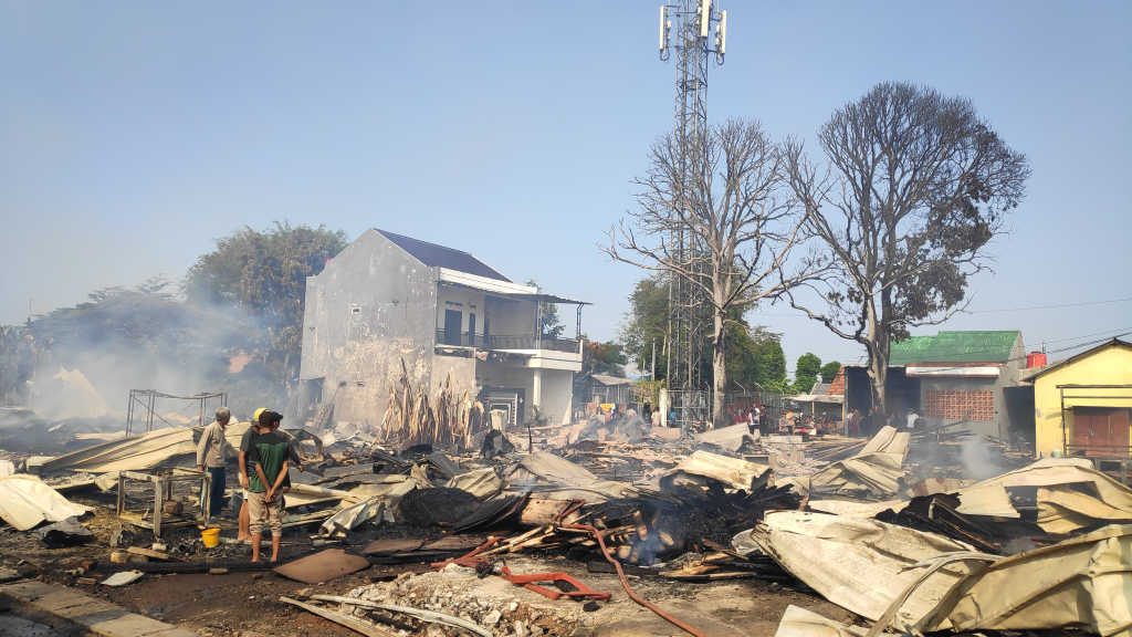 Kebakaran Hebat Melanda Sebuah Gudang di Bekasi, Warga Ikut Bantu Padamkan Api